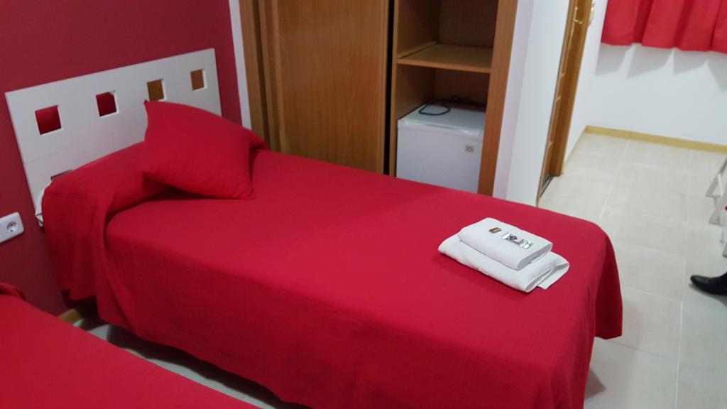Hostal El Parque Сан-Мартін-де-ла-Вега Екстер'єр фото